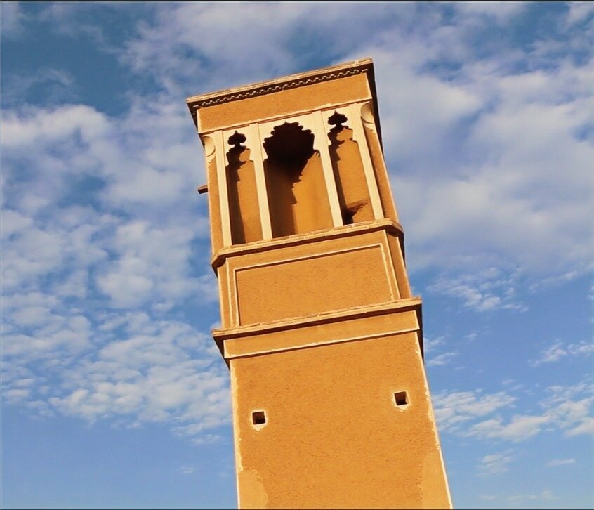 Paysage désertique et architecture traditionnelle en terre, Iran